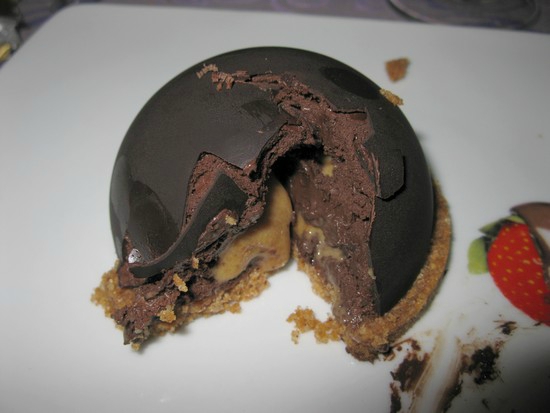 Recette Facile | Dôme chocolat coeur de caramel au beurre salé et croustillant praliné