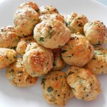 Biscuits salés au fromage et aux herbes fraîches