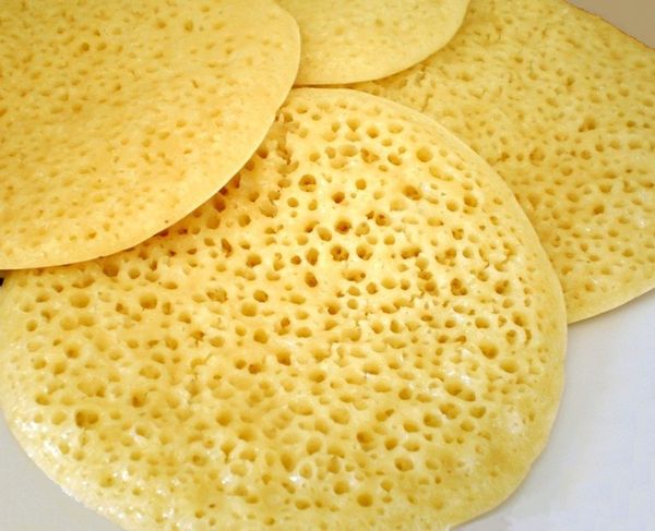 Recette Facile | crêpes aux mille trous...Elles se mangent avec un mélange de beurre et du miel.