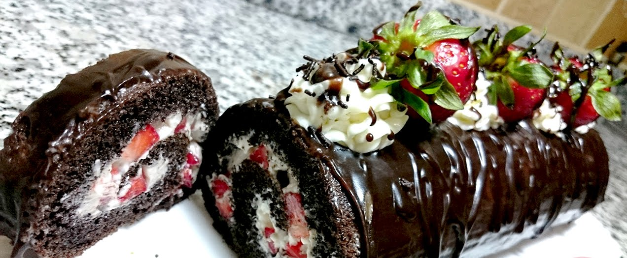 Recette Facile | Gâteau roulé au chocolat, délicieux et moelleux, fourré à la crème chantilly et des fraises, rapide et facile à faire.
