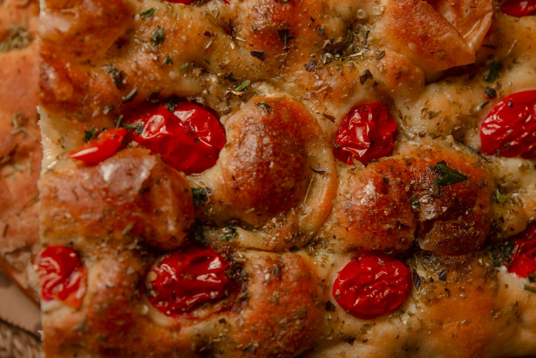 Focaccia Gourmand aux Tomates Cerises et Romarin