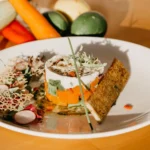 La Meilleure Recette de Saison avec les Produits Frais du Marché Salade Gourmande aux Légumes Croquants et Fromage de Chèvre